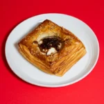 Lilahagymalekváros-kecskesajtos párna