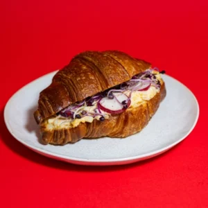 Tojáskrémes croissant lilahagymával.