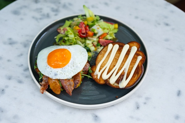 Brijóska 1 Tojás, Bacon, Saláta, Briós Szendvics