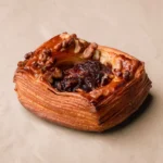 Lilahagymalekváros-kecskesajtos párna